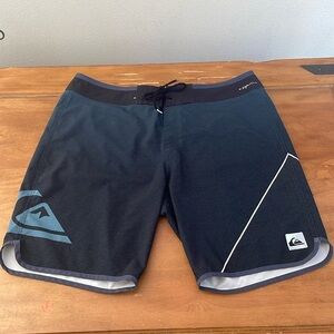 Quicksilver High Line Board Shorts Size 38